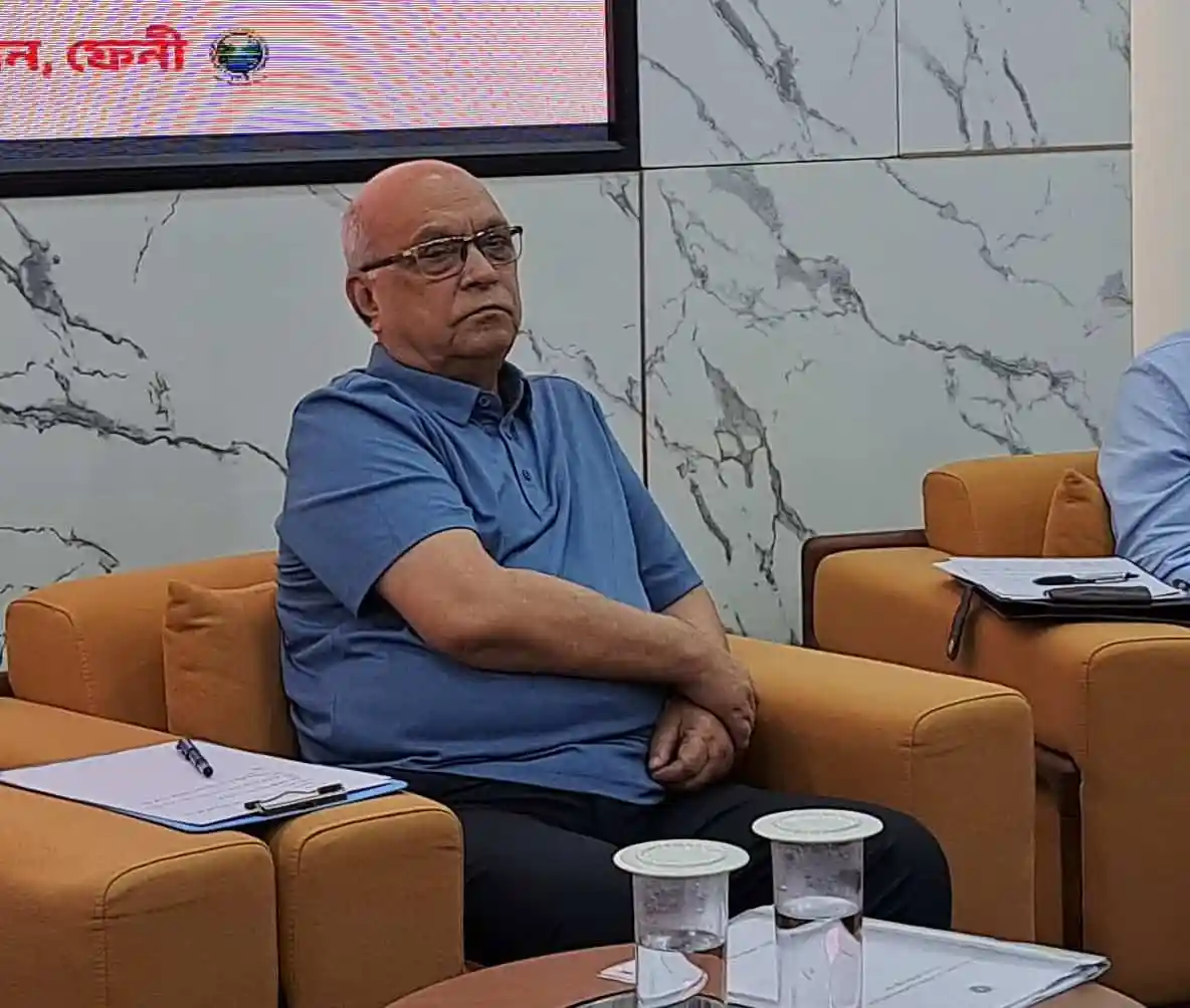 বৈঠকে বসে একজন প্রবীণ ব্যক্তি, পেছনে মার্বেল প্যানেল ও টেলিভিশন স্ক্রিন।. Channel i News - চ্যানেল আই নিউজ