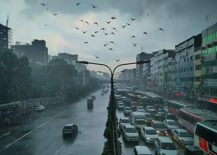 পুরান ঢাকায় বৃষ্টির সময় যানজটের দৃশ্য, আকাশে পাখির ঝাঁক. Channel i News - চ্যানেল আই নিউজ