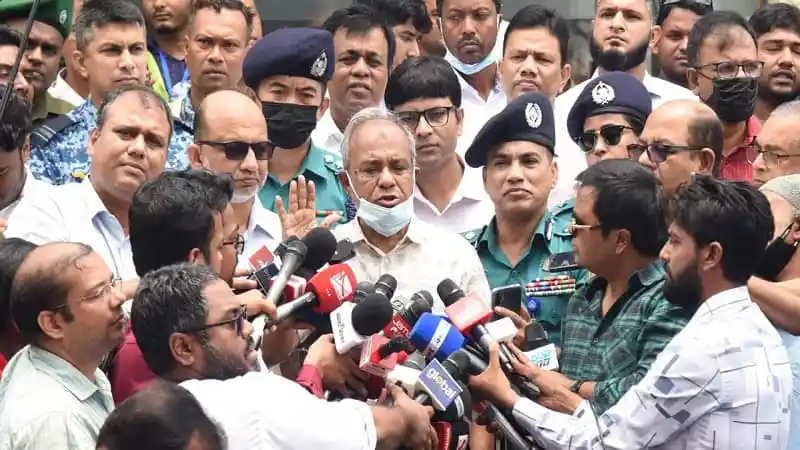 নির্বাচন ও নিরাপত্তা বিষয়ক আলোচনা চলাকালে স্বরাষ্ট্র উপদেষ্টা. Channel i News - চ্যানেল আই নিউজ