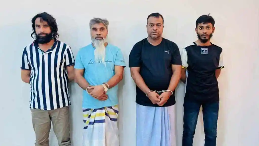 চারজন ব্যক্তি দাঁড়িয়ে আছেন, তাদের মধ্যে একজনের মাথায় সাদা দাড়ি রয়েছে. Channel i News - চ্যানেল আই নিউজ
