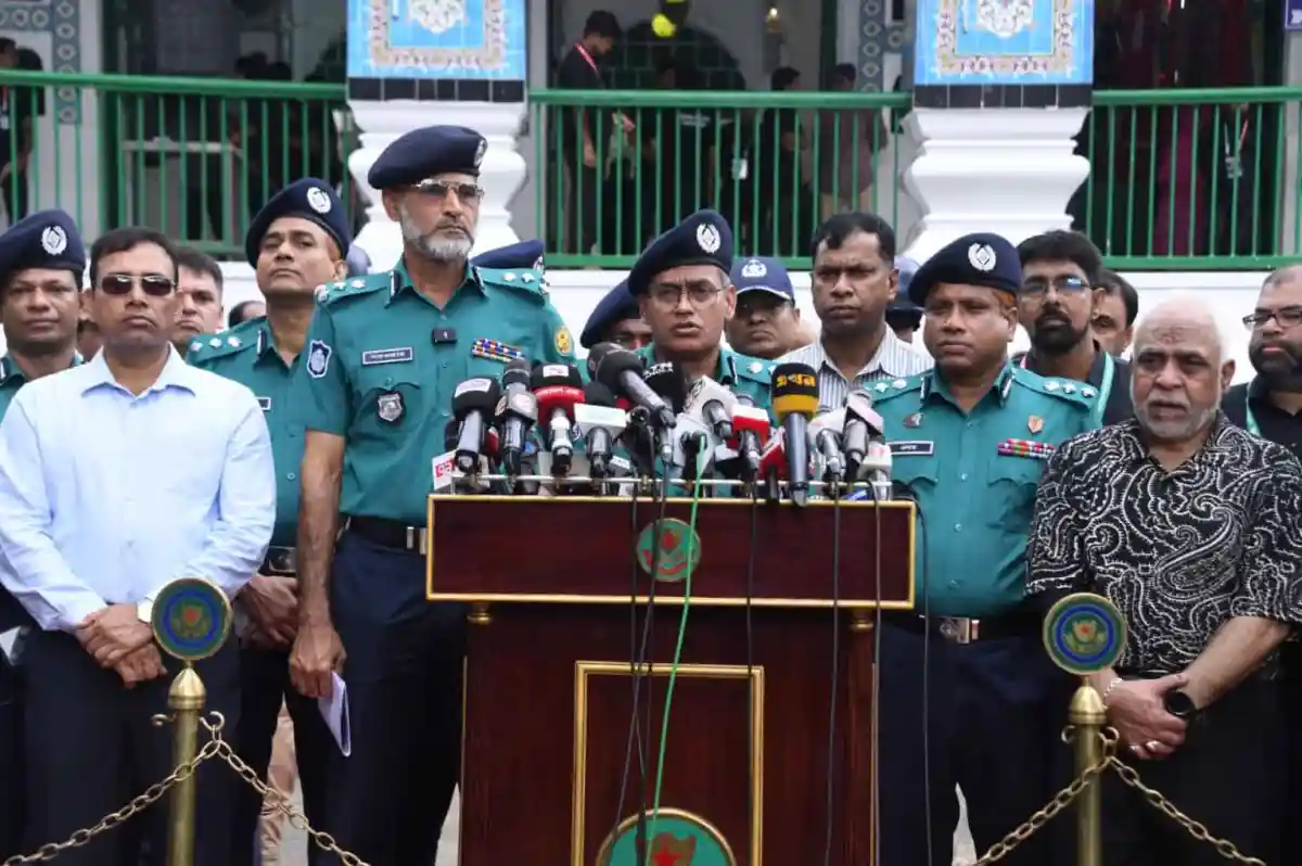 অতিরিক্ত কমিশনারের নেতৃত্বে পুলিশ কর্মকর্তাদের সংবাদ সম্মেলন. Channel i News - চ্যানেল আই নিউজ