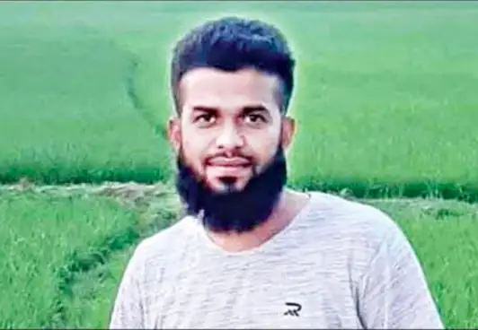 কৃষি মাঠে যুবকের ছবি, সবুজ ধানের ক্ষেতের পটভূমি. Channel i News - চ্যানেল আই নিউজ