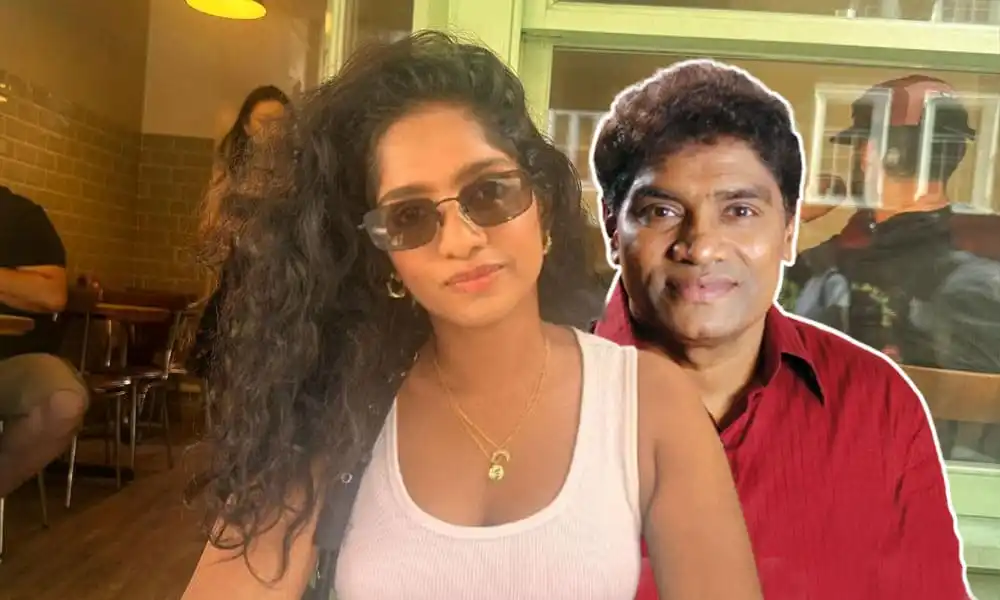 জনি লিভারের মেয়ের সঙ্গে এক নারী, ক্যাফে পরিবেশে ছবি. Channel i News - চ্যানেল আই নিউজ