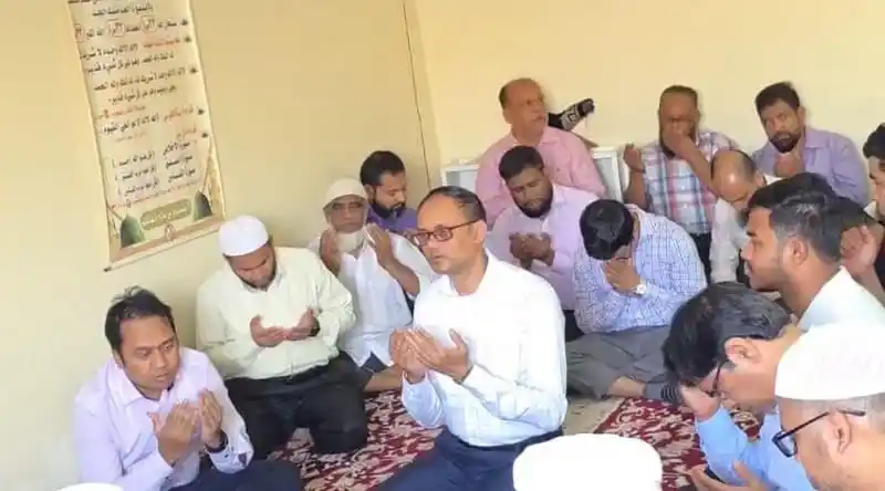 নিহতদের স্মরণে সৌদিতে দোয়া মাহফিলের ছবি, মুসল্লিরা প্রার্থনা করছেন. Channel i News - চ্যানেল আই নিউজ