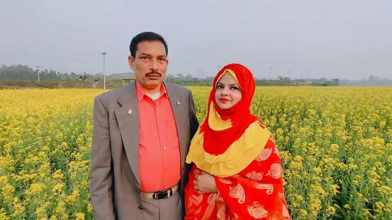 এক দম্পতি কৃষি মাঠে বসে, হাসিমুখে এসএসসি পরীক্ষায় উত্তীর্ণ. Channel i News - চ্যানেল আই নিউজ