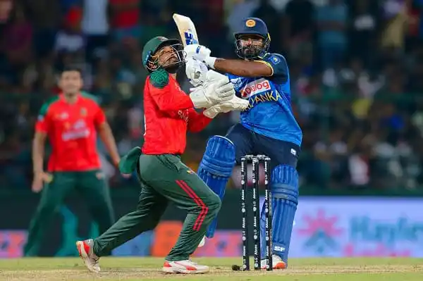 বাংলাদেশের ক্রিকেটার ও লঙ্কান ক্রিকেটার মাঠে ব্যাটিং ও ফিল্ডিং করছেন. Channel i News - চ্যানেল আই নিউজ