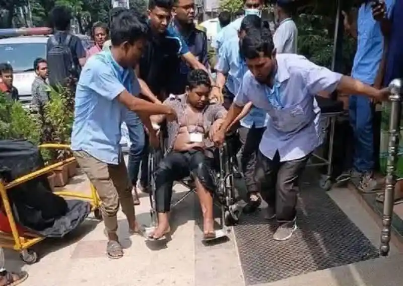 অগ্নিদগ্ধ আহত নারীকে হাসপাতালে নেওয়া হচ্ছে, আহতের পাশে স্বজনরা।. Channel i News - চ্যানেল আই নিউজ