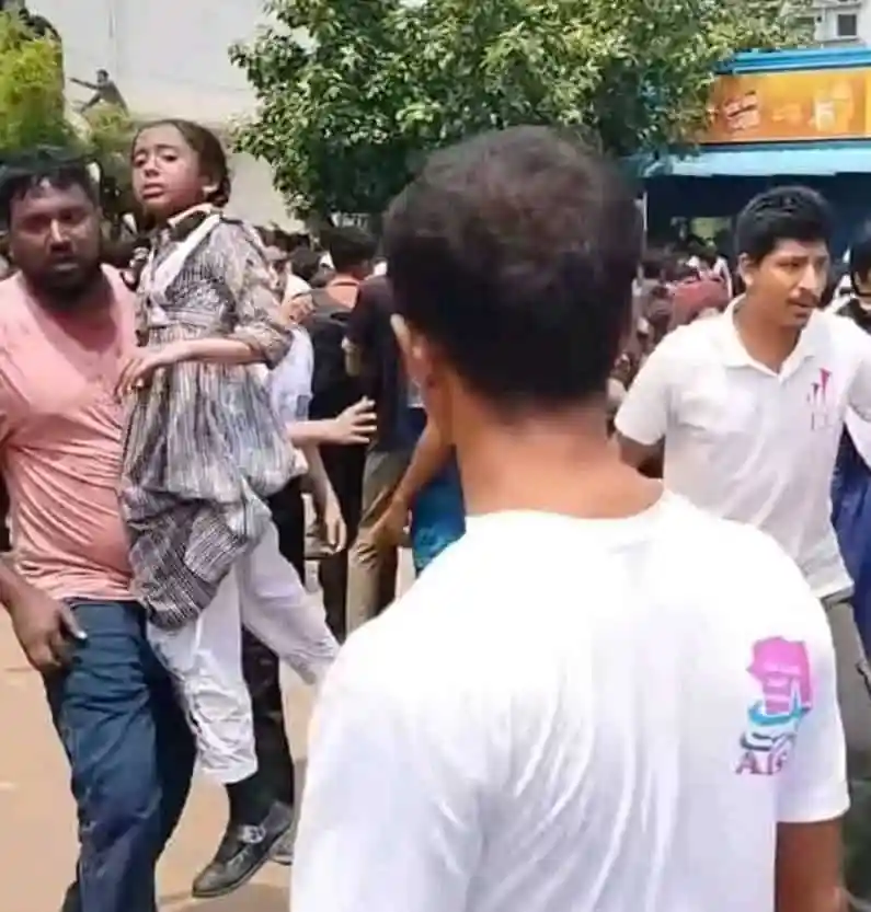 জনগণের ভিড়ে আহত শিশুকে হাসপাতালে নেওয়া হচ্ছে. Channel i News - চ্যানেল আই নিউজ