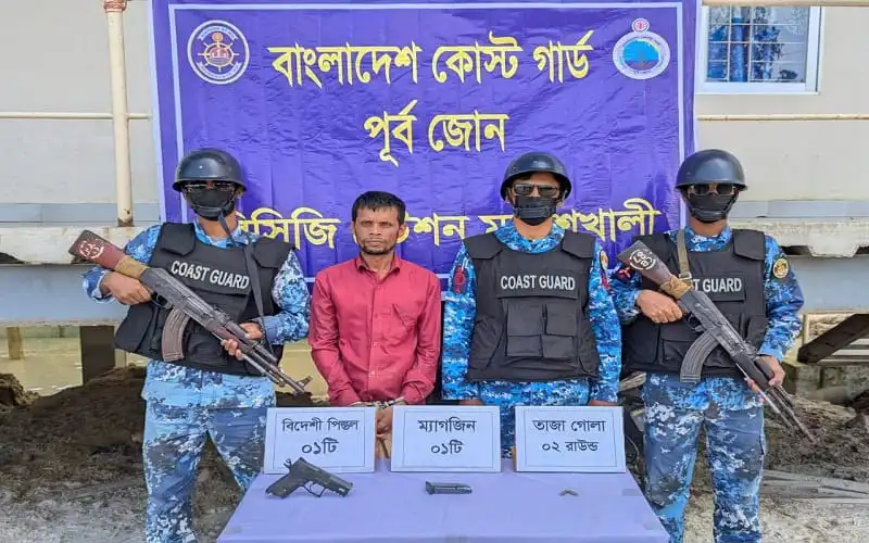 পুলিশের লুট হওয়া অস্ত্রসহ ১ ডাকাত আটক, চার পুলিশ সদস্য উপস্থিত. Channel i News - চ্যানেল আই নিউজ