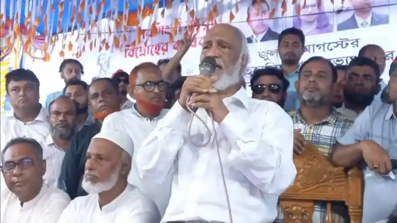 মঈন খান বক্তৃতা দিচ্ছেন, পাশে অনেক মানুষ উপস্থিত. Channel i News - চ্যানেল আই নিউজ