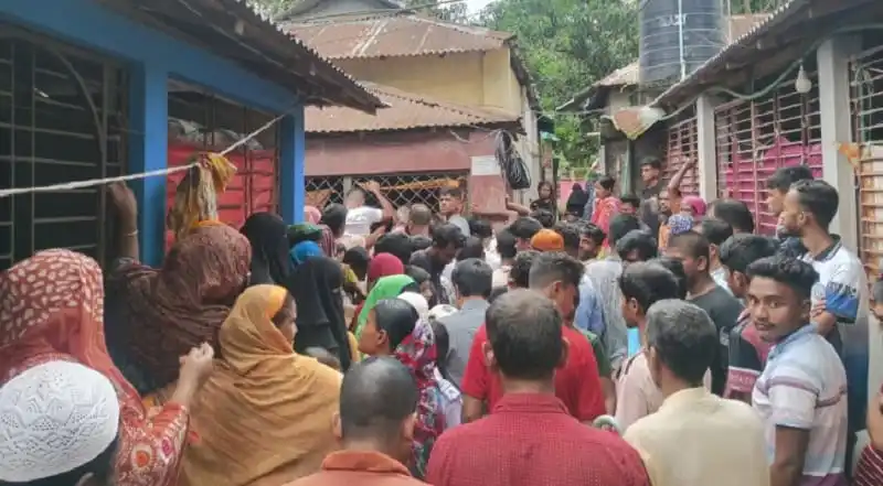 শোকপ্রকাশের জন্য গার্মেন্টস শ্রমিকের পরিবারের সদস্যরা একত্রিত. Channel i News - চ্যানেল আই নিউজ