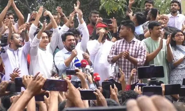 নেতাকর্মীরা বিক্ষোভ সমাবেশে অংশগ্রহণ করছে, জনসমাগমের মধ্যে বক্তা বক্তব্য দিচ্ছেন।. Channel i News - চ্যানেল আই নিউজ