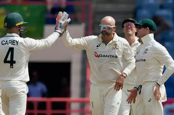 অস্ট্রেলিয়ার ক্রিকেটাররা জোড়া উদযাপন করছে, মাঠে খেলা চলমান।. Channel i News - চ্যানেল আই নিউজ