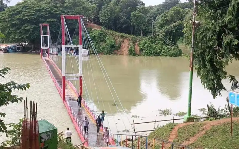 রাঙ্গামাটির ঝুলন্ত সেতু ডুবে গেছে, পর্যটকরা প্রবেশে নিষেধ।. Channel i News - চ্যানেল আই নিউজ