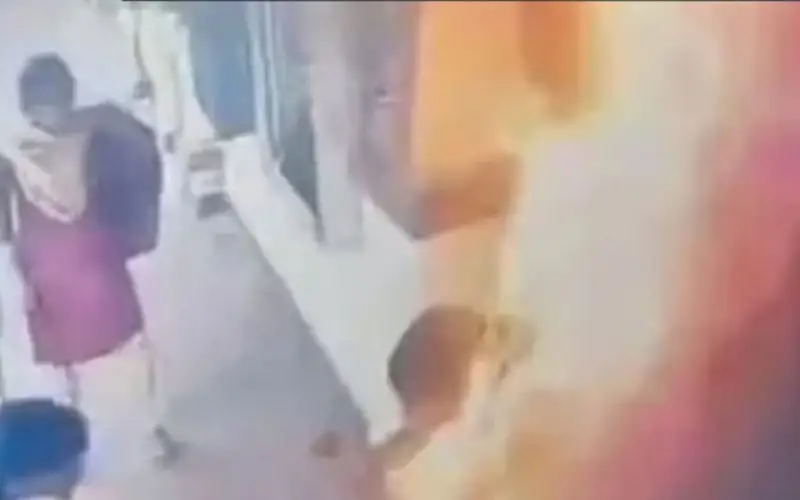 অগ্নিকাণ্ডের সময় ছাত্রীর ছবি, ঘটনাস্থলে ধোঁয়া ও আগুন দেখা যাচ্ছে. Channel i News - চ্যানেল আই নিউজ