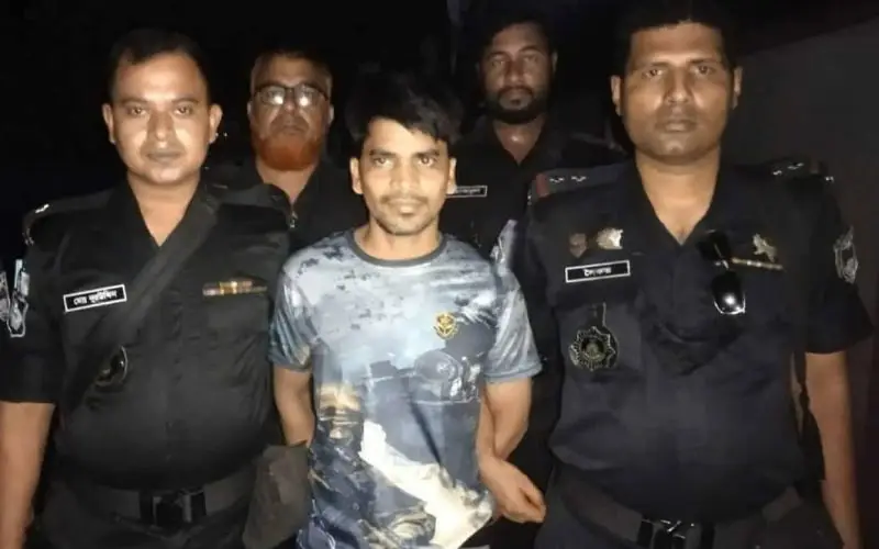 মিটফোর্ড হত্যায় গ্রেপ্তারকৃত একজন ব্যক্তি পুলিশের সঙ্গে।. Channel i News - চ্যানেল আই নিউজ