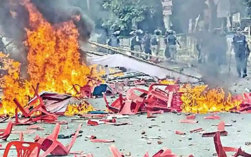 গোপালগঞ্জে হামলা-ভাঙচুরের ঘটনায় সংঘর্ষের দৃশ্য, আগুন ও ভাঙা চেয়ার. Channel i News - চ্যানেল আই নিউজ