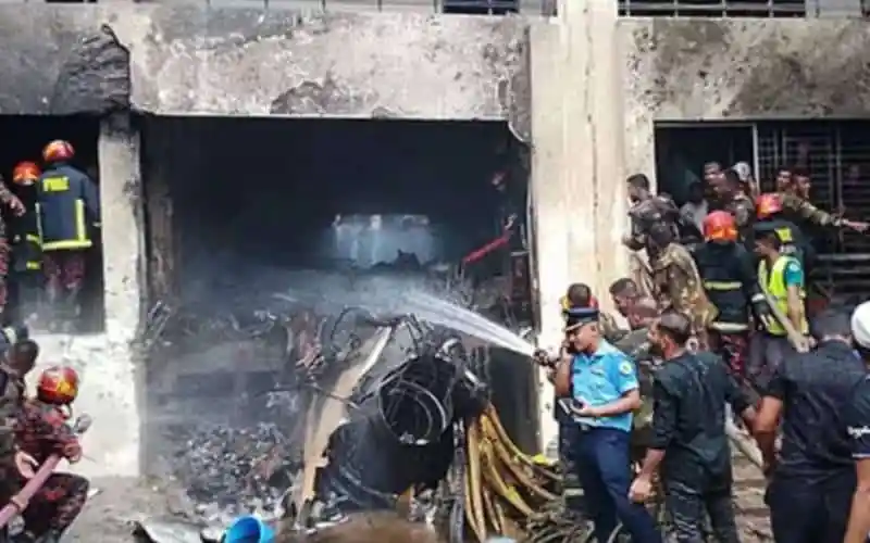অগ্নিকাণ্ডে পুড়ে যাওয়া গাড়ি ও দমকলকর্মীরা উদ্ধার কাজ করছে. Channel i News - চ্যানেল আই নিউজ