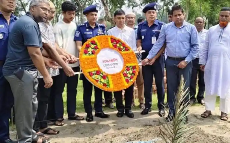 পুলিশ ও পরিবারের সদস্যরা মাহরীনের সমাধিতে শ্রদ্ধা নিবেদন করছে।. Channel i News - চ্যানেল আই নিউজ