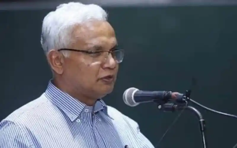 ডা. এজেডএম জাহিদ বক্তৃতা দিচ্ছেন, পেছনে কালো বোর্ড. Channel i News - চ্যানেল আই নিউজ