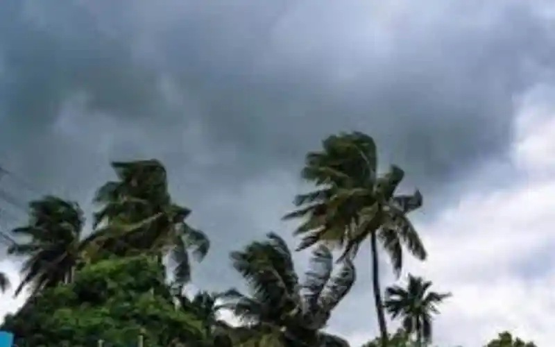 বৃষ্টির পূর্বাভাসের জন্য ঝড়ো হাওয়া ও মেঘাচ্ছন্ন আকাশের দৃশ্য. Channel i News - চ্যানেল আই নিউজ