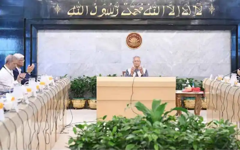 বাংলাদেশের একজন সরকারী কর্মকর্তা সভায় বক্তব্য দিচ্ছেন. Channel i News - চ্যানেল আই নিউজ