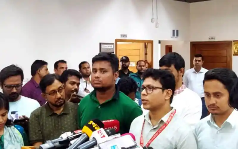 নেতাকর্মীদের সঙ্গে আলোচনা করছেন এনসিপি নেতা, বাংলাদেশ. Channel i News - চ্যানেল আই নিউজ