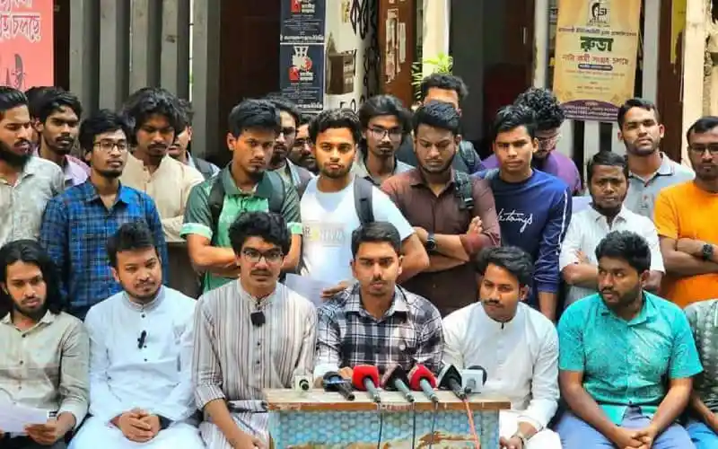 শিক্ষার্থীরা রাকসু নির্বাচনের দাবিতে অবস্থান ধর্মঘটে অংশগ্রহণ করছে।. Channel i News - চ্যানেল আই নিউজ
