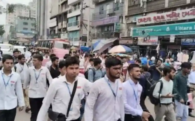 ঢাকা কলেজের শিক্ষার্থীদের সন্ত্রাস ও চাঁদাবাজির বিরুদ্ধে বিক্ষোভ মিছিল. Channel i News - চ্যানেল আই নিউজ