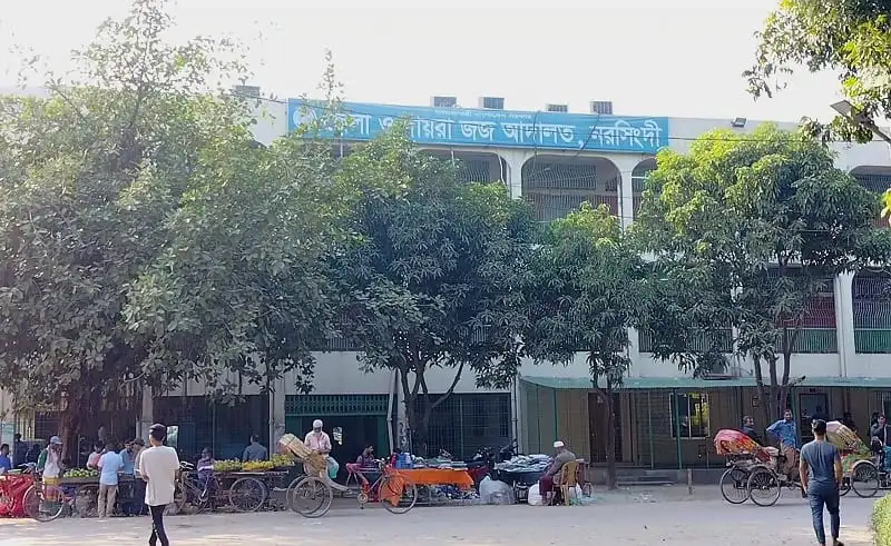 নরসিংদী আদালত ভবনের সামনে মানুষ ও রিকশা. Channel i News - চ্যানেল আই নিউজ