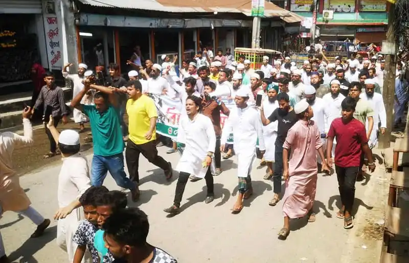 নরসিংদীতে বিক্ষোভকারীরা ব্যবসায়ী হত্যার প্রতিবাদে রাস্তায় নেমেছেন. Channel i News - চ্যানেল আই নিউজ