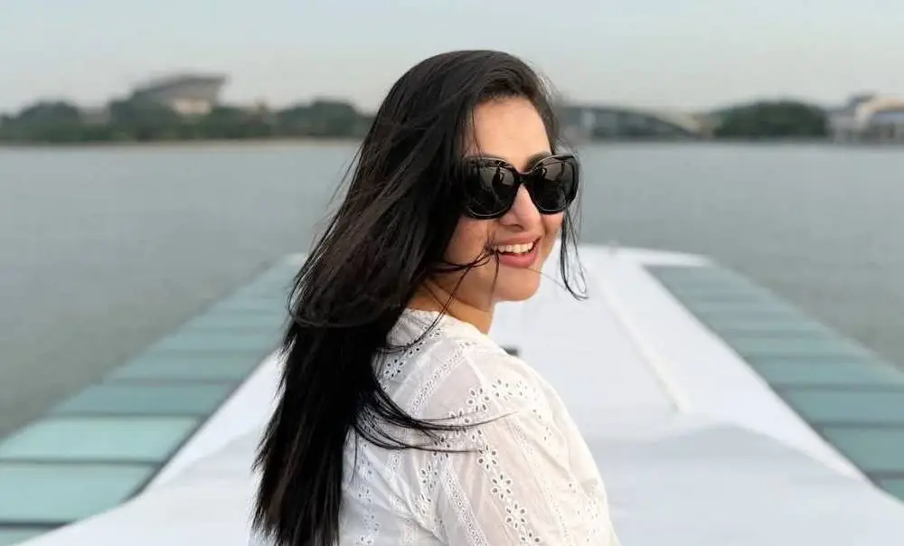 স্মার্ট নারী সাগর পাড়ে দাঁড়িয়ে হাসছে, সূর্যোদয় বা সূর্যাস্তের দৃশ্য. Channel i News - চ্যানেল আই নিউজ