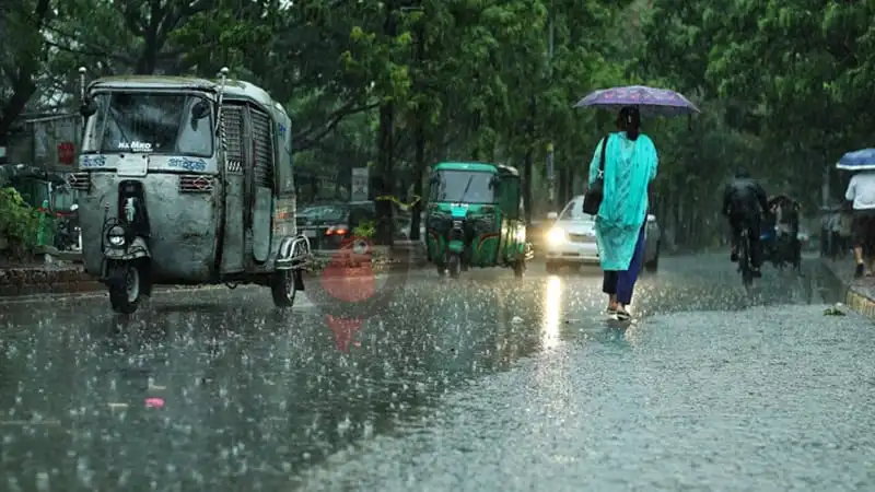 বৃষ্টির মধ্যে রাজধানীর রাস্তায় হাঁটছেন মানুষ, যানবাহন চলাচল ব্যাহত. Channel i News - চ্যানেল আই নিউজ