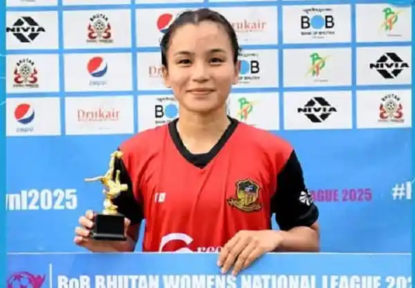 ভুটান লিগে ম্যাচসেরা ঋতুপর্ণা হাতে ট্রফি ধরে হাসছে. Channel i News - চ্যানেল আই নিউজ