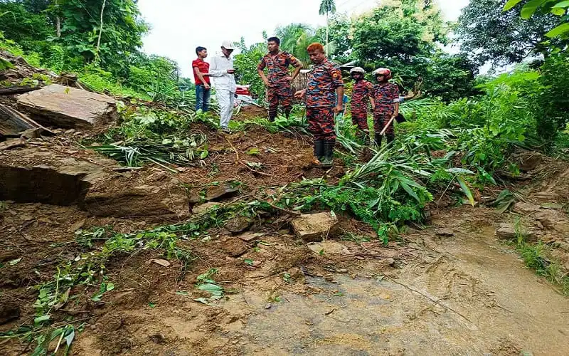 সড়ক ধসের কারণে বন্ধ সড়ক, উদ্ধার কাজ চলছে. Channel i News - চ্যানেল আই নিউজ