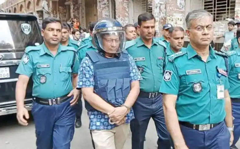 নেতৃত্বাধীন পুলিশ সদস্যদের সঙ্গে একজন ব্যক্তি।. Channel i News - চ্যানেল আই নিউজ