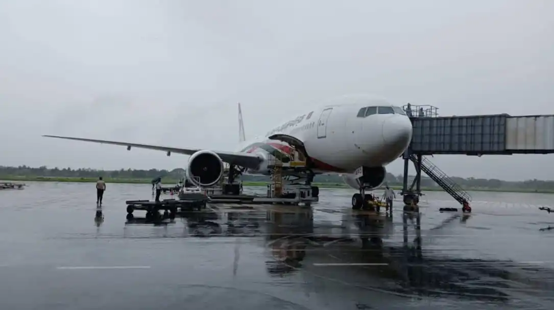 বিমানটি রানওয়ে থেকে সরিয়ে নেওয়ার জন্য প্রস্তুত, বৃষ্টির মধ্যে বিমানবন্দরে. Channel i News - চ্যানেল আই নিউজ