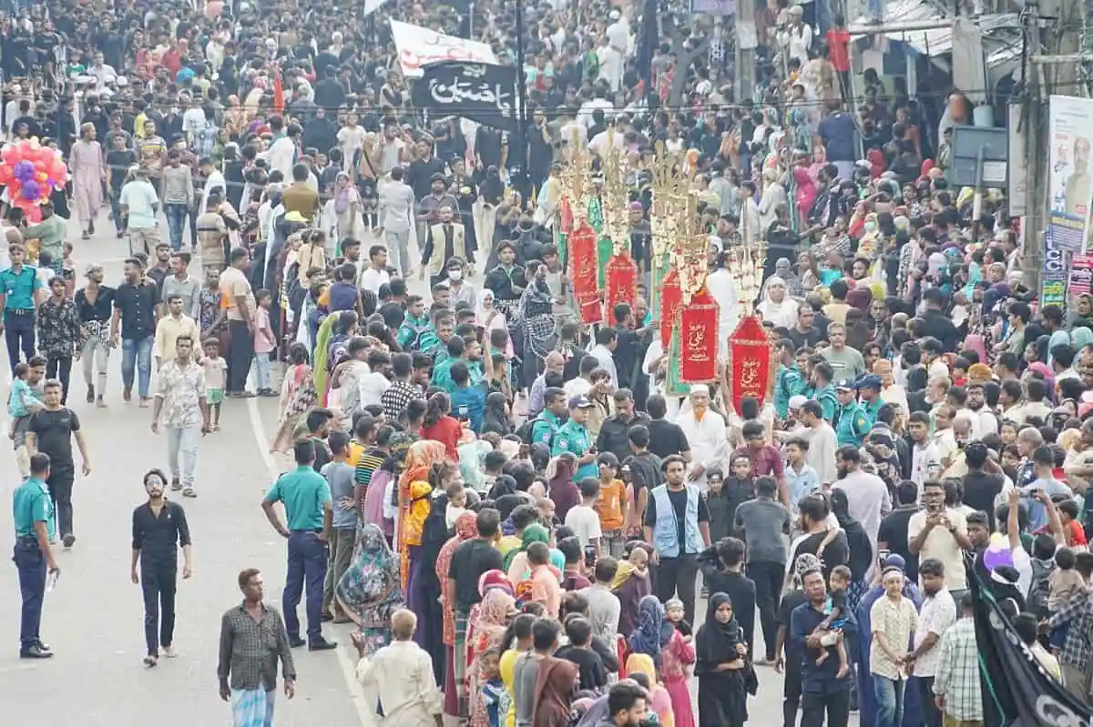 বাংলাদেশের বিভিন্ন এলাকা থেকে আসা মানুষ তাজিয়া মিছিলের অংশগ্রহণ করছে. Channel i News - চ্যানেল আই নিউজ