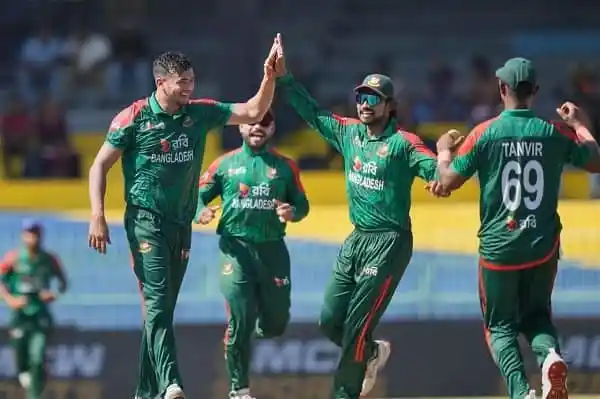 বাংলাদেশ ক্রিকেট দলের খেলোয়াড়রা উল্লাসে উচ্চতা ও জোড়া হ্যান্ডশেক করছে. Channel i News - চ্যানেল আই নিউজ