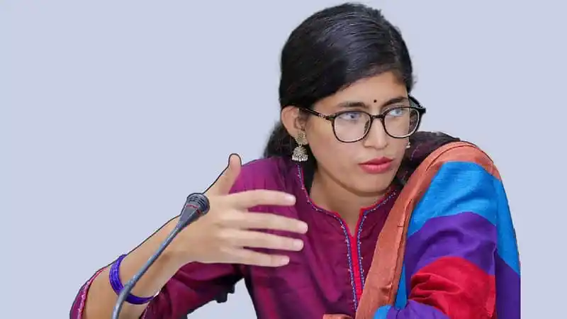 উমামা ফাতেমা গোপালগঞ্জ থেকে ফিরছেন, পত্রিকার ছবি. Channel i News - চ্যানেল আই নিউজ