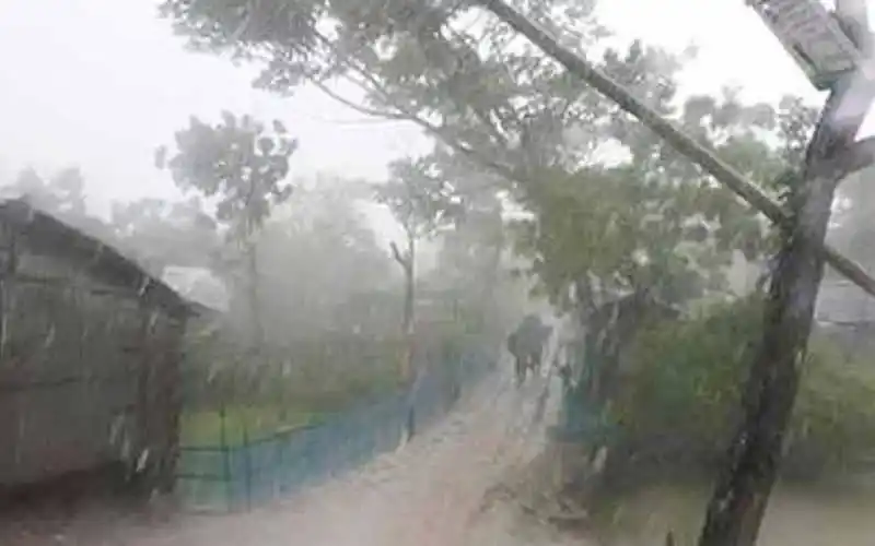 বৃষ্টির কারণে ঝামেলা ও ধোঁয়াশা, ঝড়ের পূর্বাভাসের সময়ের দৃশ্য. Channel i News - চ্যানেল আই নিউজ