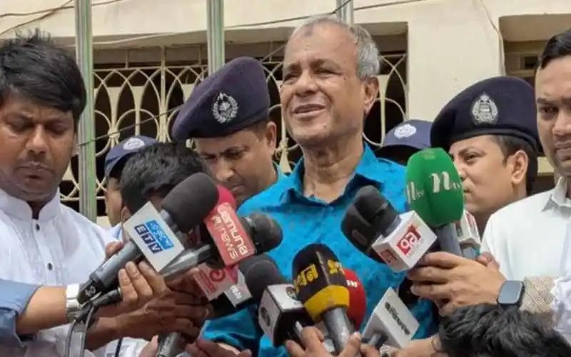 বাংলাদেশের স্বরাষ্ট্র উপদেষ্টা সাংবাদিকদের প্রশ্নের উত্তর দিচ্ছেন. Channel i News - চ্যানেল আই নিউজ