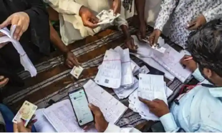 নির্বাচনী কেন্দ্রের ভোট গণনা ও পেপারwork দেখছেন ভোটাররা. Channel i News - চ্যানেল আই নিউজ