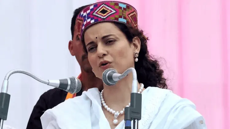 কঙ্গনা বক্তৃতা দিচ্ছেন, পেছনে অন্য ব্যক্তি উপস্থিত. Channel i News - চ্যানেল আই নিউজ