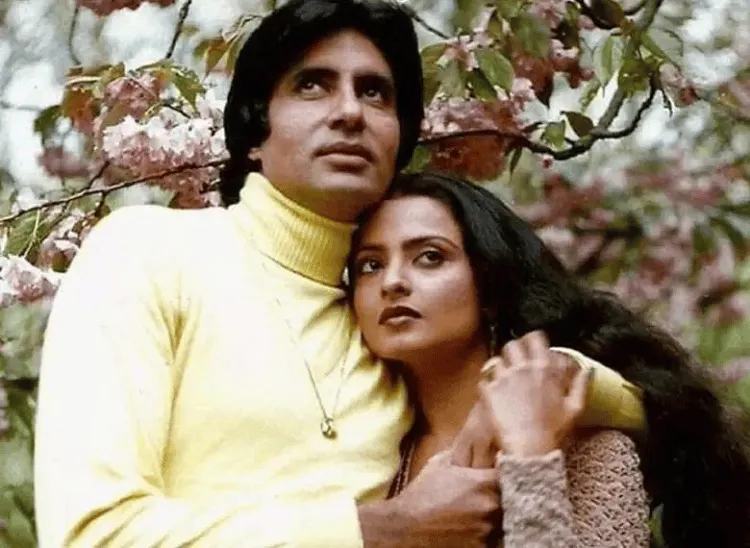 দম্পতি প্রেমের মুহূর্তে ফুলের বাগানে দাঁড়িয়ে. Channel i News - চ্যানেল আই নিউজ