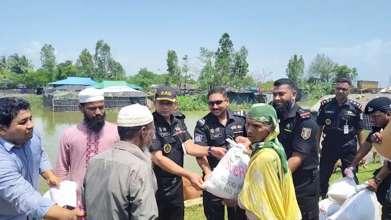পানিবন্দী মানুষের মাঝে ত্রাণ বিতরণে পুলিশ ও স্বেচ্ছাসেবকরা. Channel i News - চ্যানেল আই নিউজ