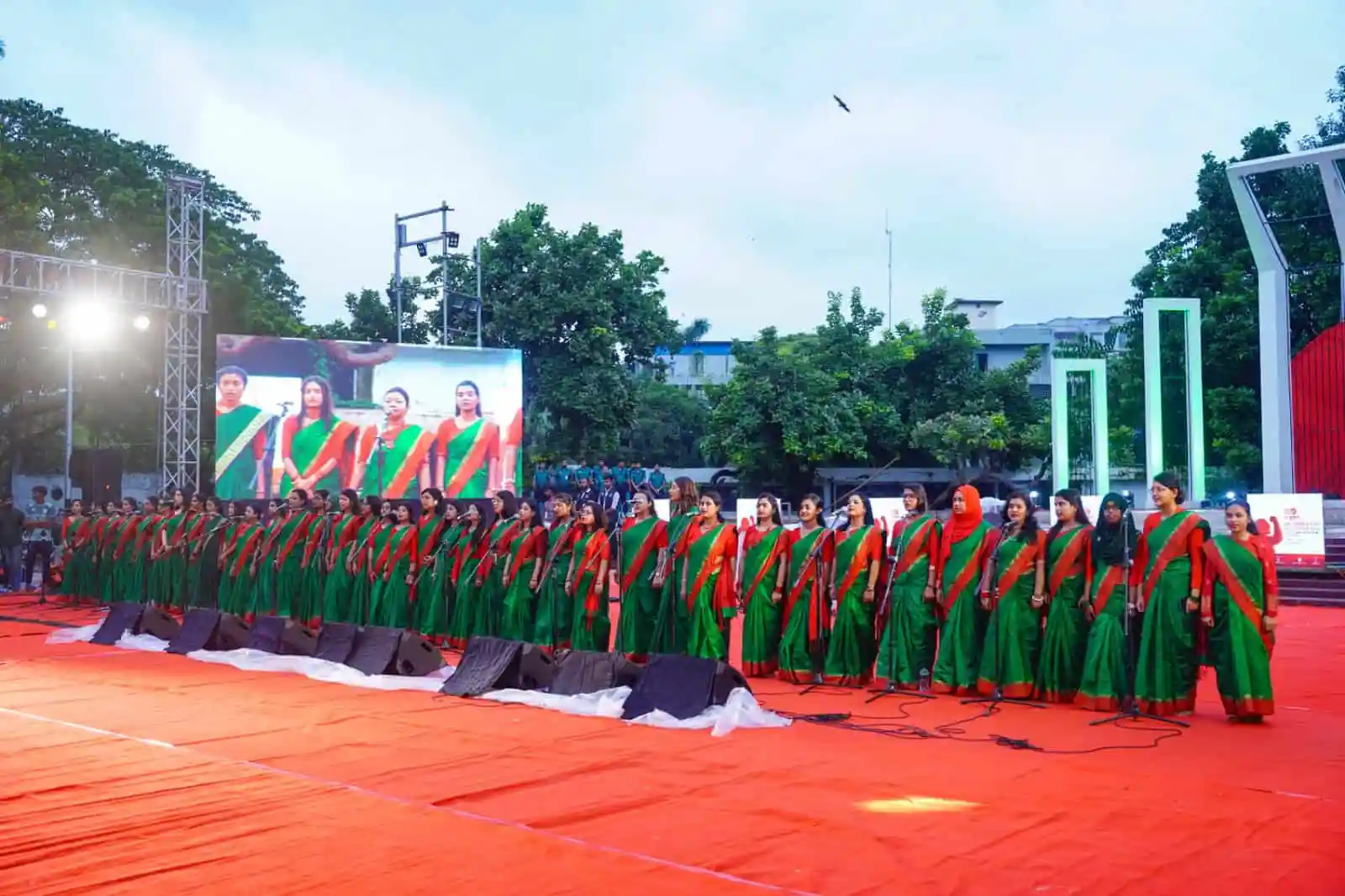 বাংলাদেশের নারীরা ঐতিহ্যবাহী পোশাকে সাংস্কৃতিক অনুষ্ঠানে অংশগ্রহণ. Channel i News - চ্যানেল আই নিউজ