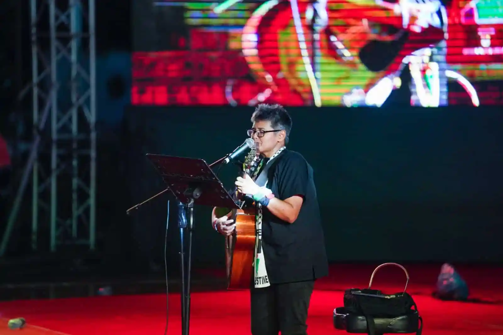 সঙ্গীত পরিবেশক একজন শিল্পী ড্রোন প্রদর্শনীতে গিটার বাজাচ্ছেন. Channel i News - চ্যানেল আই নিউজ