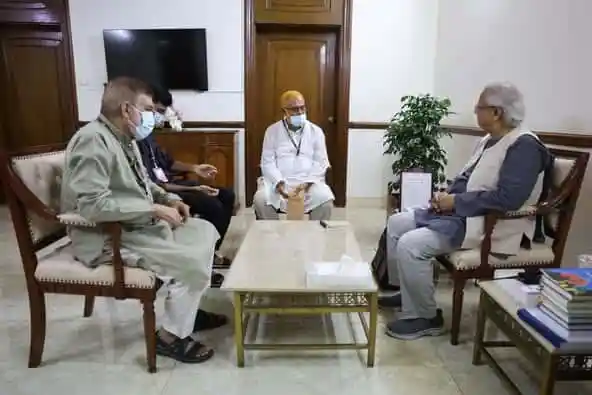 নেতৃত্বের সঙ্গে আলোচনা করছেন কর্মকর্তারা, বৈঠকের ছবি।. Channel i News - চ্যানেল আই নিউজ