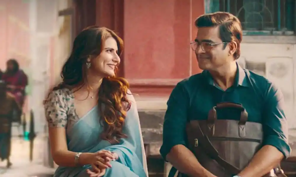 একজন নারী ও একজন পুরুষ সিনেমা দেখছেন, হাসিমুখে একে অপরের দিকে তাকিয়ে. Channel i News - চ্যানেল আই নিউজ